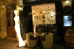 nice-le-millesime-statue-versicolore-en-jaune