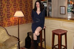 la-mirande-amelie-au-bar-cuisses-collants-chair
