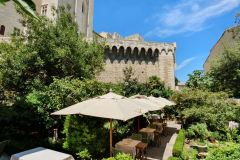 la-mirande-restaurant-jardins-remparts-palais-des-papes