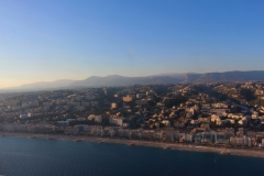 Nice-Promenade des Anglais. La chaîne des Baous et les Préalpes de Grasse