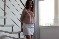 amelie-chemisier-transparent-seins-nus-devant-escalier