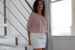 amelie-chemisier-transparent-seins-nus-jupe-courte