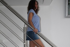 amelie-chez-elle-escalier-minijupe-jean-poitrine