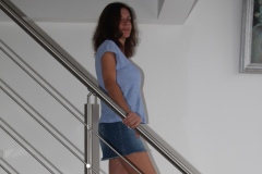 amelie-chez-elle-escalier-minijupe-jean