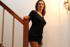 amelie-chez-elle-autre-escalier-minijupe-poitrine