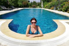 amelie-accoudee-dans-la-piscine