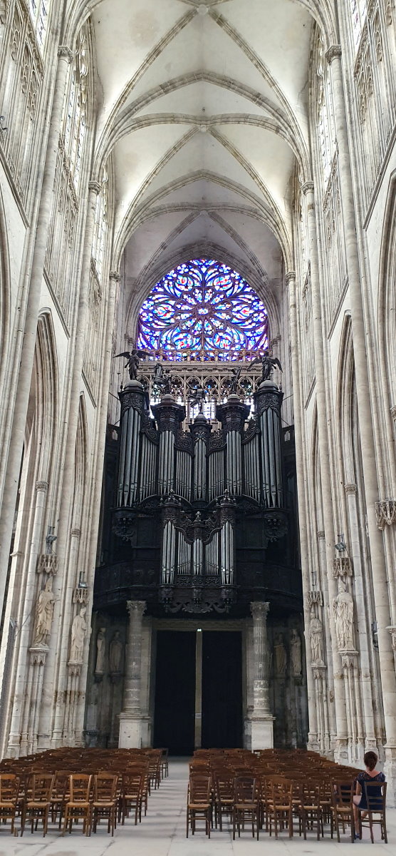 rouen_ancienne_abbatiale_st_ouen_amelie_assise_devant_l_orgue