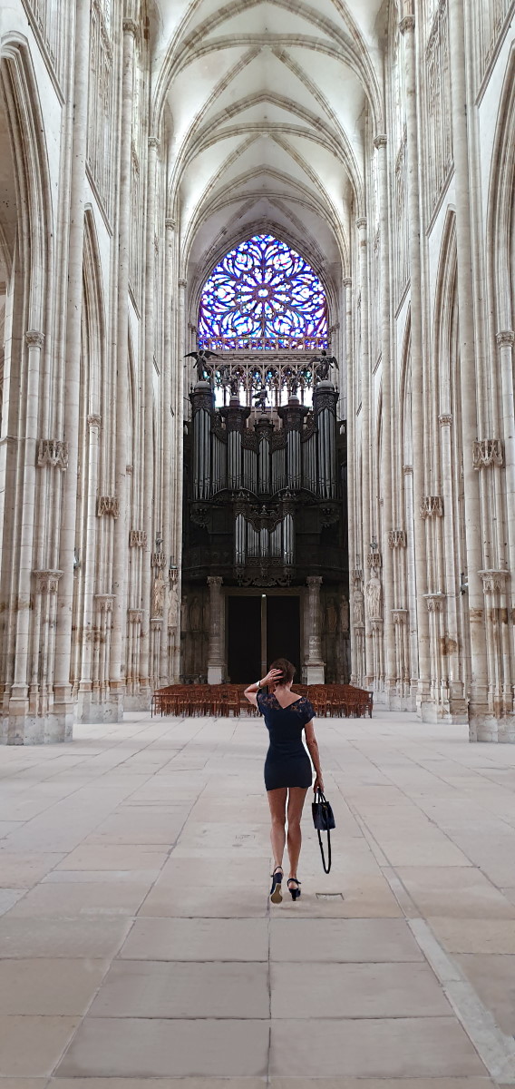 rouen_ancienne_abbatiale_st_ouen_amelie_devant_l_orgue
