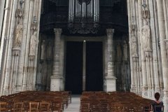 rouen_ancienne_abbatiale_st_ouen_amelie_assise_devant_l_orgue