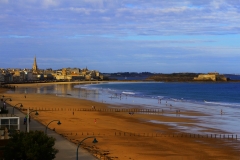 Saint-Malo - Promenade de la Digue, l'arrivée sous les remparts le matin