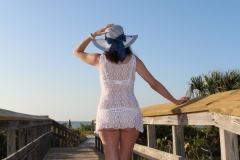 sanibel-island-song-of-the-sea-amelie-passerelle-robe-blanche-lingerie-fesses