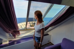 corsica-sardinia-ferries-mega-express-un-amelie-debout-en-sa-cabine