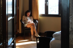 turin-principi-di-piemonte-suite-chambre-amelie-lisant-portrait-romantique