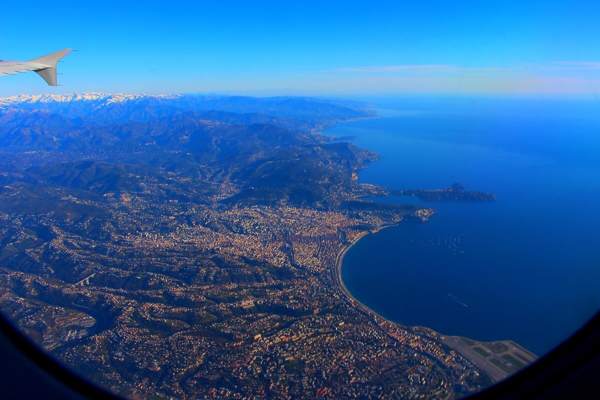 Nice et la Baie des Anges par le hublot d'un avion.La Baie des Anges, le cap de Nice, Saint-Jean Cap Ferrat, Cap d'Ail