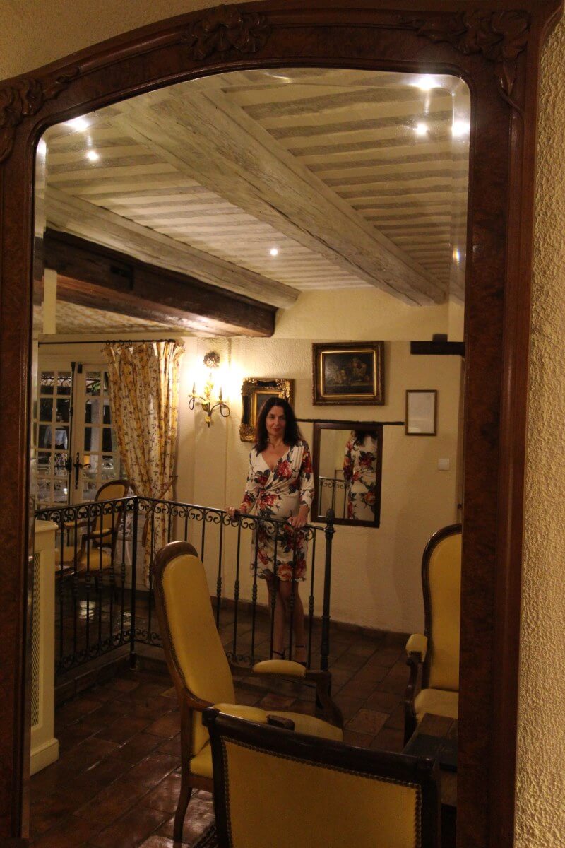 Provence, Avignon, Le Pontet, Auberge de Cassagne, Amélie dans un salon de la bastide, miroir.