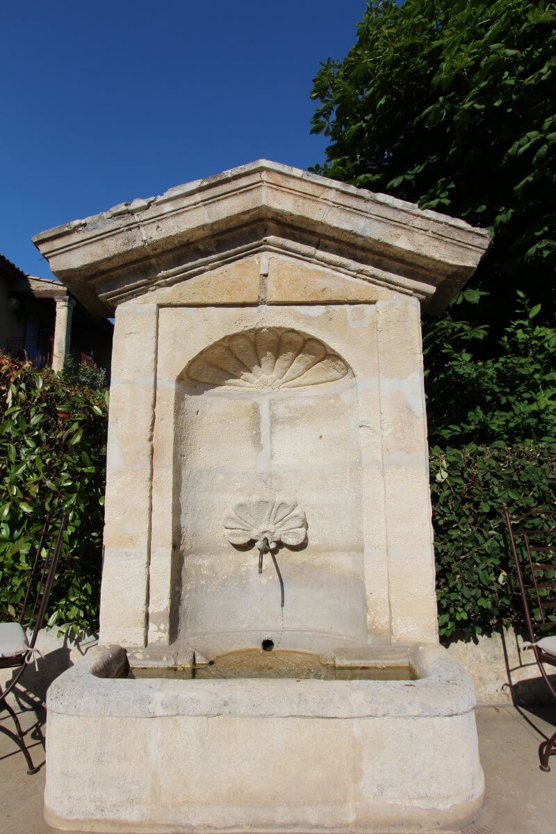France, Haute Provence, Durance, Château-Arnoux, fontaine.