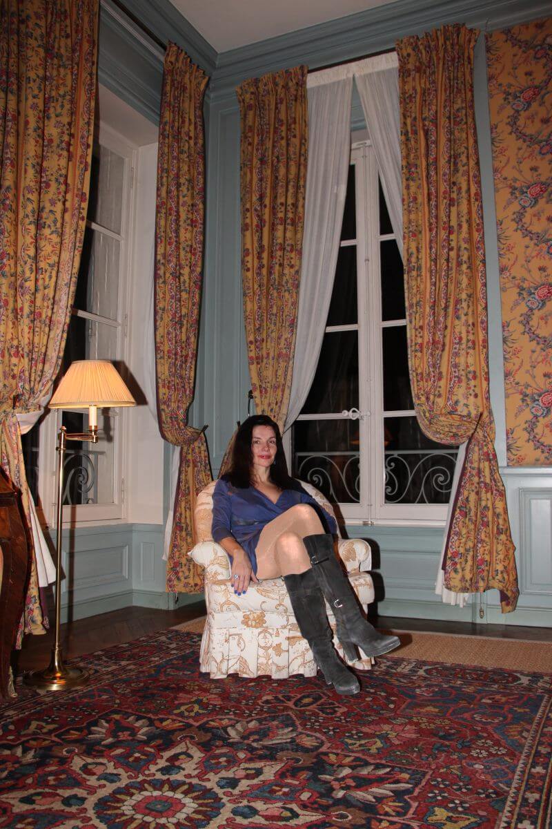 France, Provence, Avignon, La Mirande, Amélie, longues jambes, collants chair. Sexy lady, french woman.