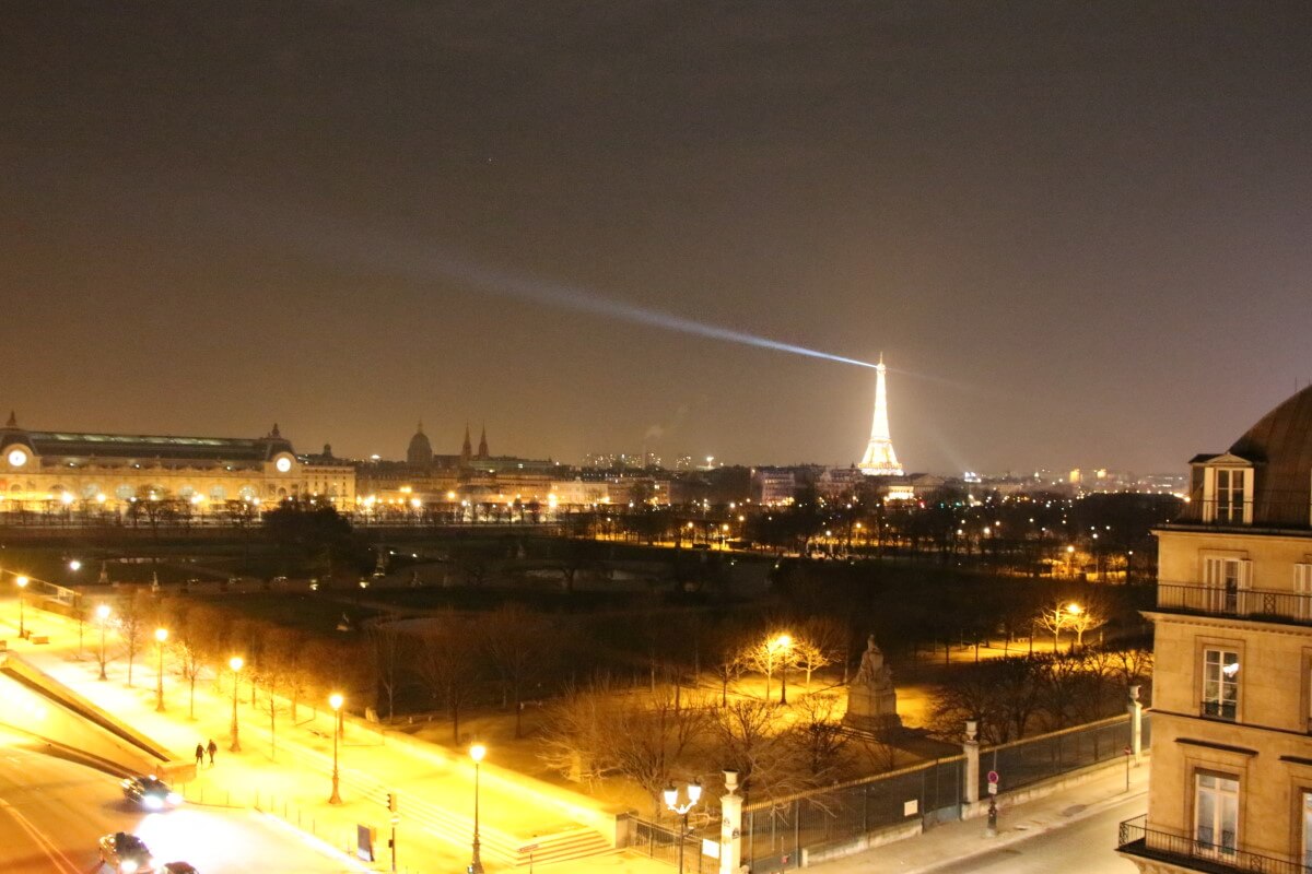 France, Paris, palace hôtel Le Régina,vue sur les Tuileries et la tour Eiffel de nuit.