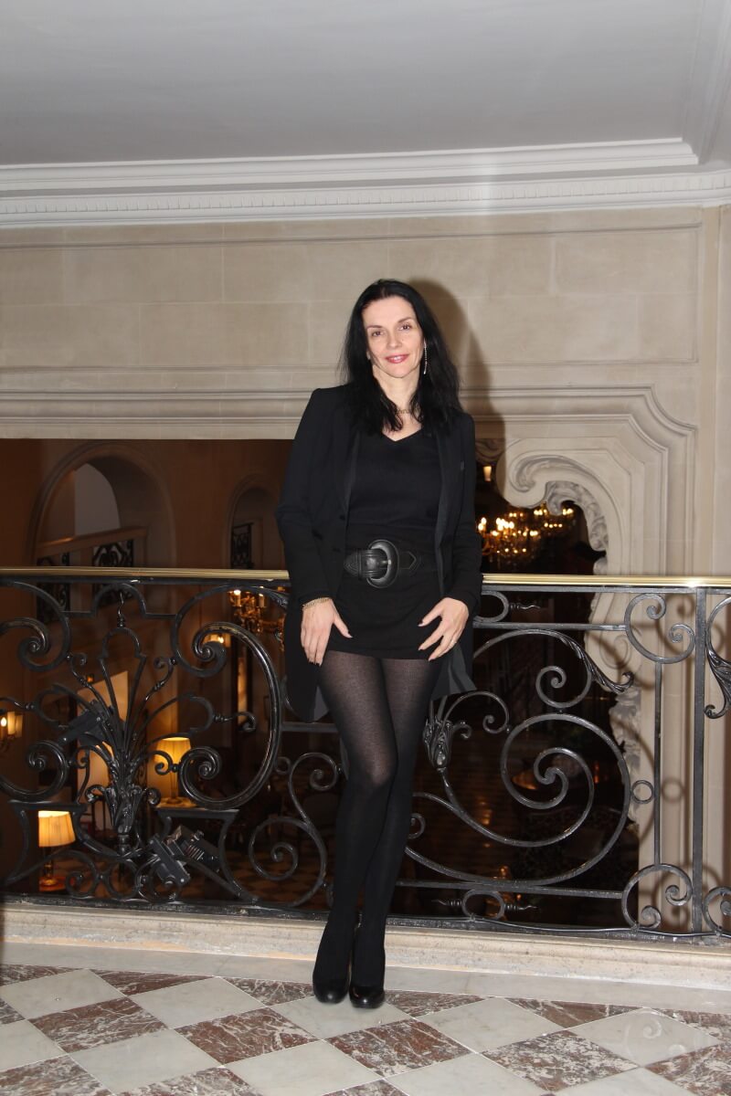 France, Paris, palace hôtel Le Régina, Art Nouveau. Amélie, cachemire, jambes, collants noirs, sexy woman, french lady,