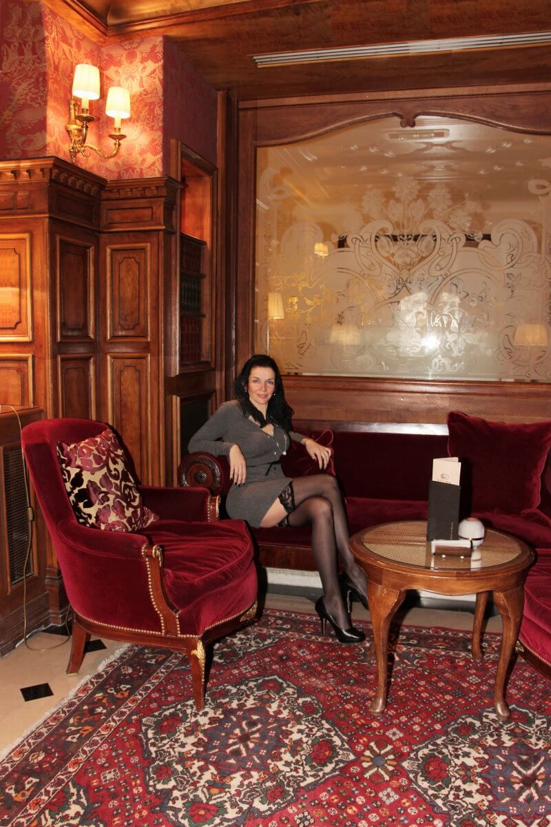 France, Paris, palace hôtel Le Régina, Art Nouveau. Amélie, jambes, collants noirs. The sexy french lady. Bar anglais.