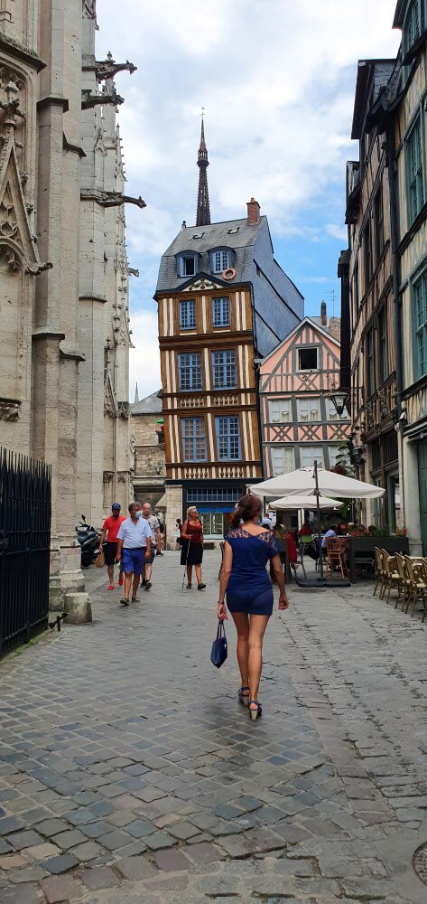 France, Normandie, Rouen, Vieux-Rouen, Amélie. Robe courte, jolies jambes. 