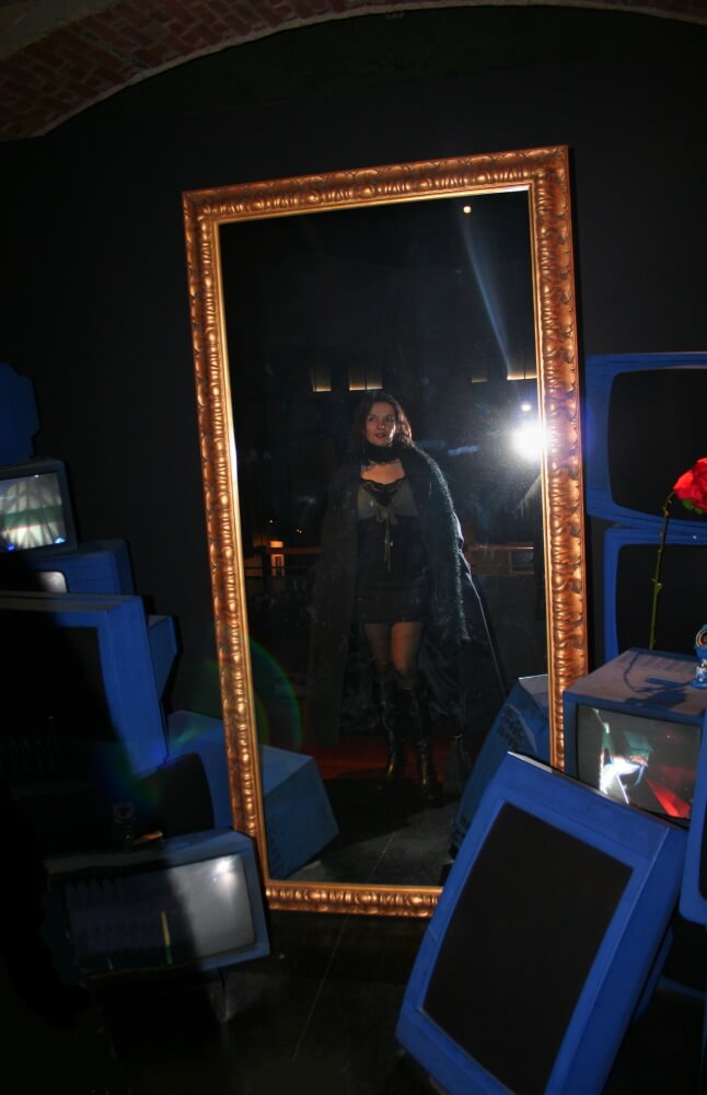 Reflet d'Amélie, miroir, bottes, minirobe, collants