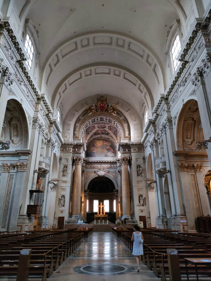 Italie, Bologne, Cathédrale Saint-Pierre. Amélie, robe blanche transparente.