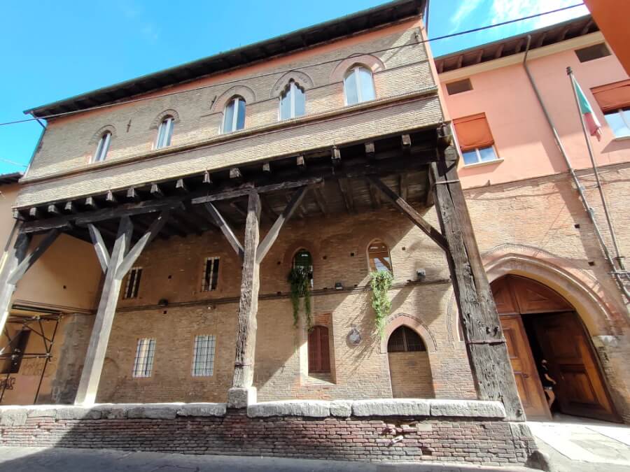 Italie, Bologne, Colonnade en bois, Palazzo Grassi