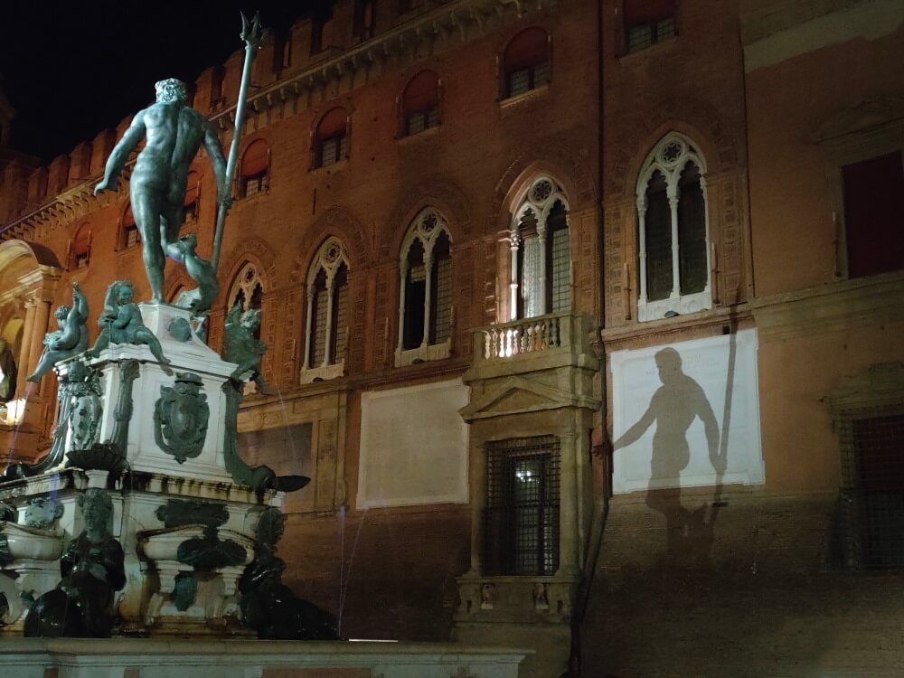 Italie, Bologne, Piazzo del Nettuno, la nuit. Statue de Neptune et son ombre.