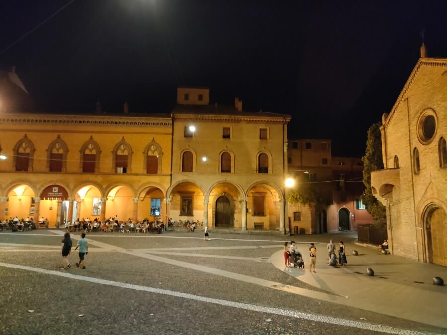 Italie, Bologne, Basilique Santo Stefano, art roman.