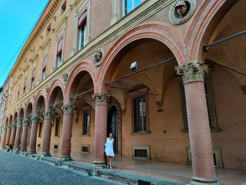 Italie, Bologne, arcades, portico, via Zamboni, Amélie, robe transparente, the sexy french lady