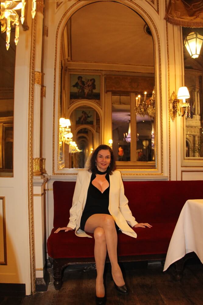 Italie, Piémont, Turin. Monument historique baroque. Del Cambio. Amélie. Robe décolletée courte. Plus belles jambes du monde. The sexy french lady.