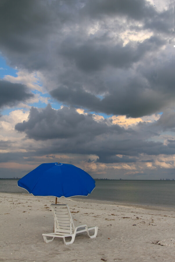 Florida. Sanibel Island. Ciel lourd. Parasol bleu roi.