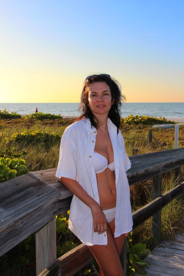 Florida. Sanibel. Amélie. The sexy french lady. Chemise ouverte. Dénudée à la plage.