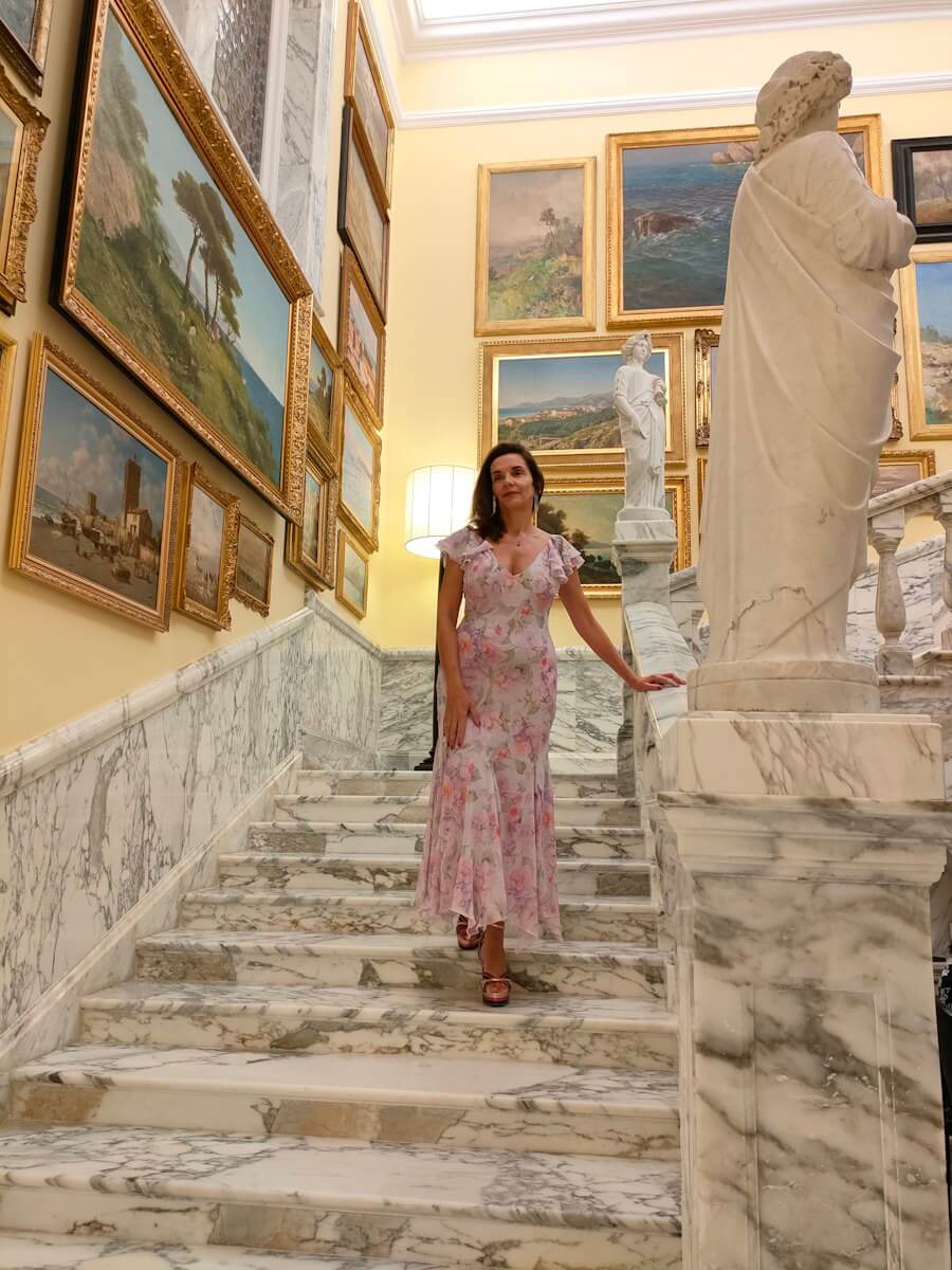 Ligurie. Alassio. Villa della Pergola. Amélie. The sexy french lady. Décolleté. Grand escalier en marbre.